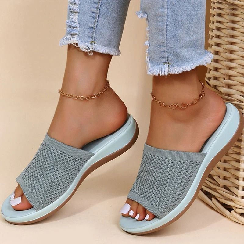 Atmungsaktive Sommerschuhe für Damen mit luftigem Design für warme Tage.