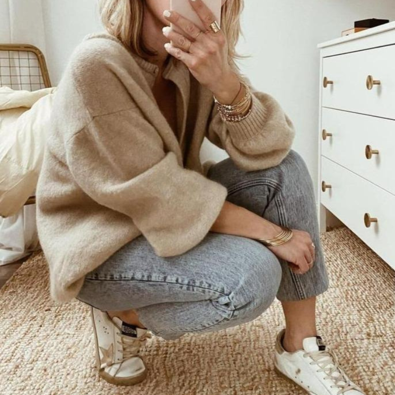 Damen Elegante Beige Strickjacke, vielseitig kombinierbar für Büro, Freizeit und Alltag.