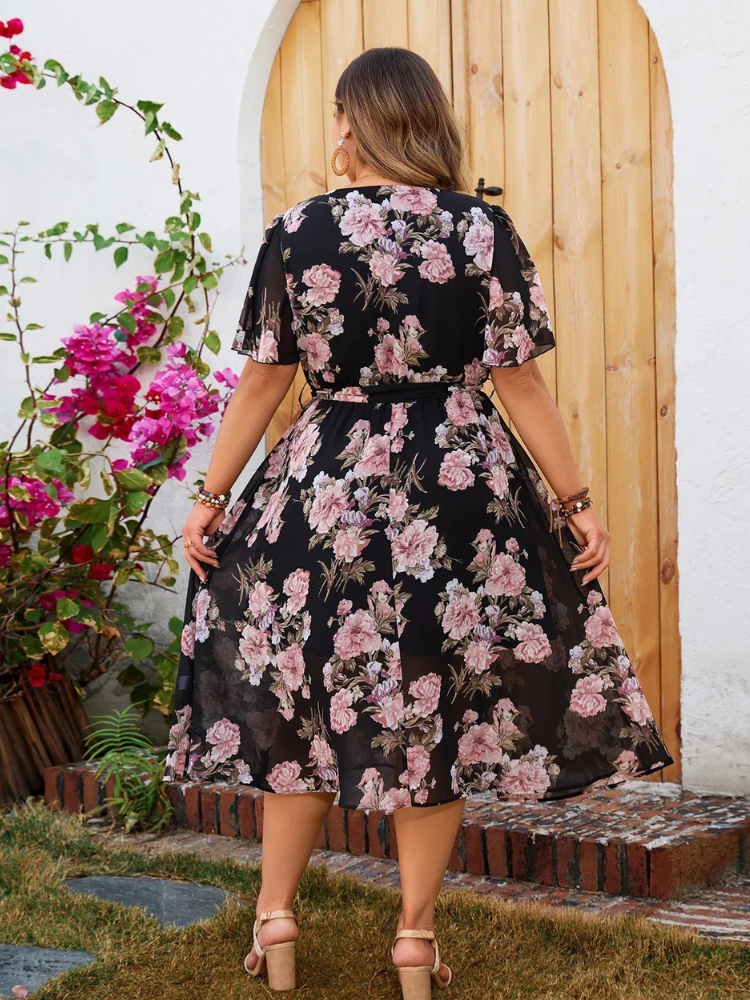 Damen geblümtes Sommerkleid in Übergröße mit lockerer Passform und sommerlichem Design.