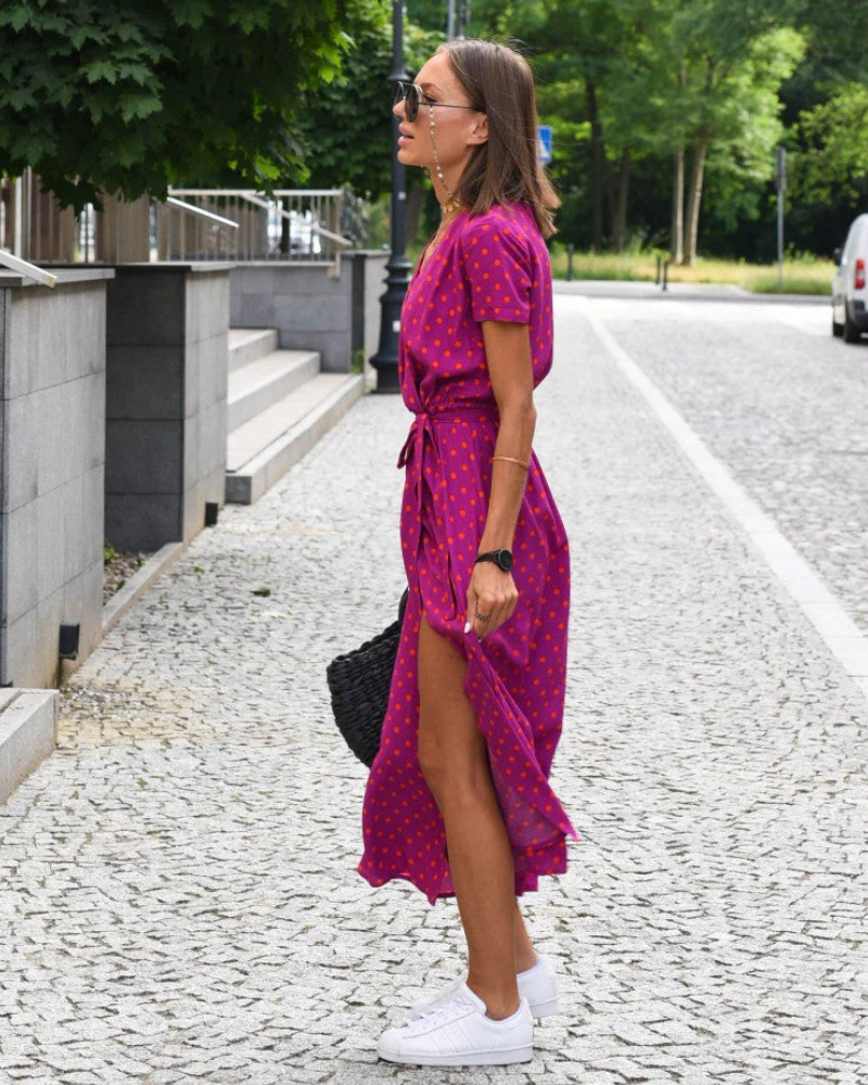 Damen schönes geblümtes Sommerkleid mit lebhaftem Muster für sommerliche Outfits