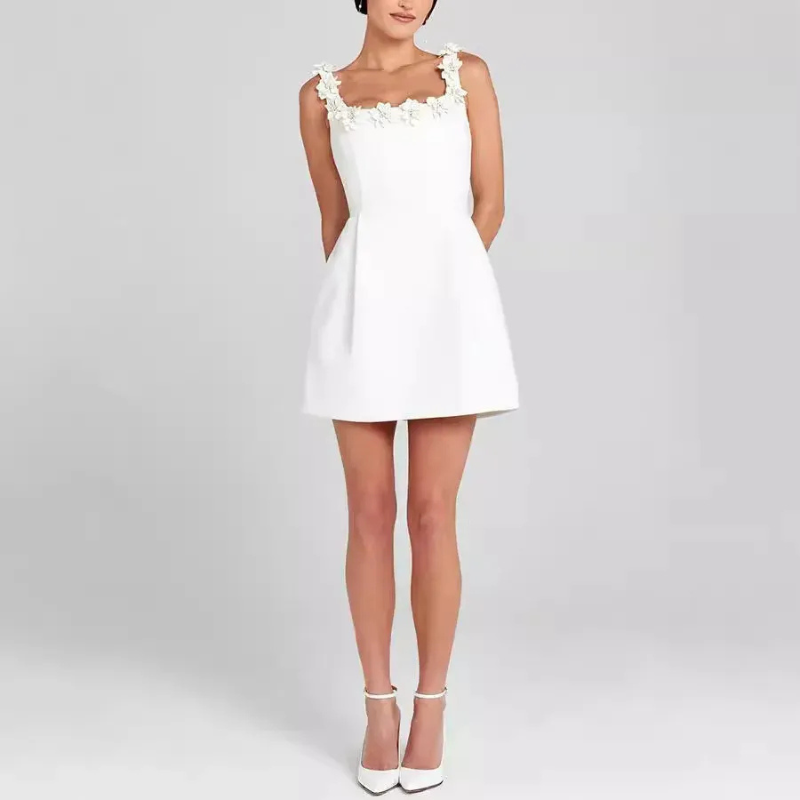 Elegantes geblümtes Damenkleid mit leichtem Schnitt und floralem Muster für vielseitige Anlässe