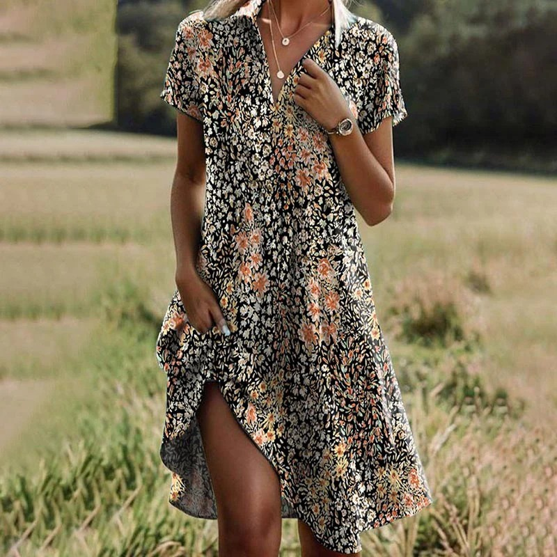 Dame trägt ein fließendes Sommerkleid mit lockerer Passform im Freien