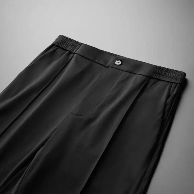 Herren modernes Polo- und Hosen-Set – abgestimmtes Sommeroutfit für stilbewusste Männer.