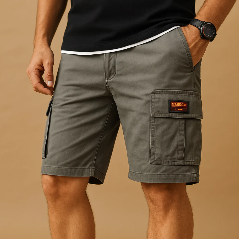 Klassische Cargo-Shorts für Herren in bequemer Passform mit praktischen Taschen.