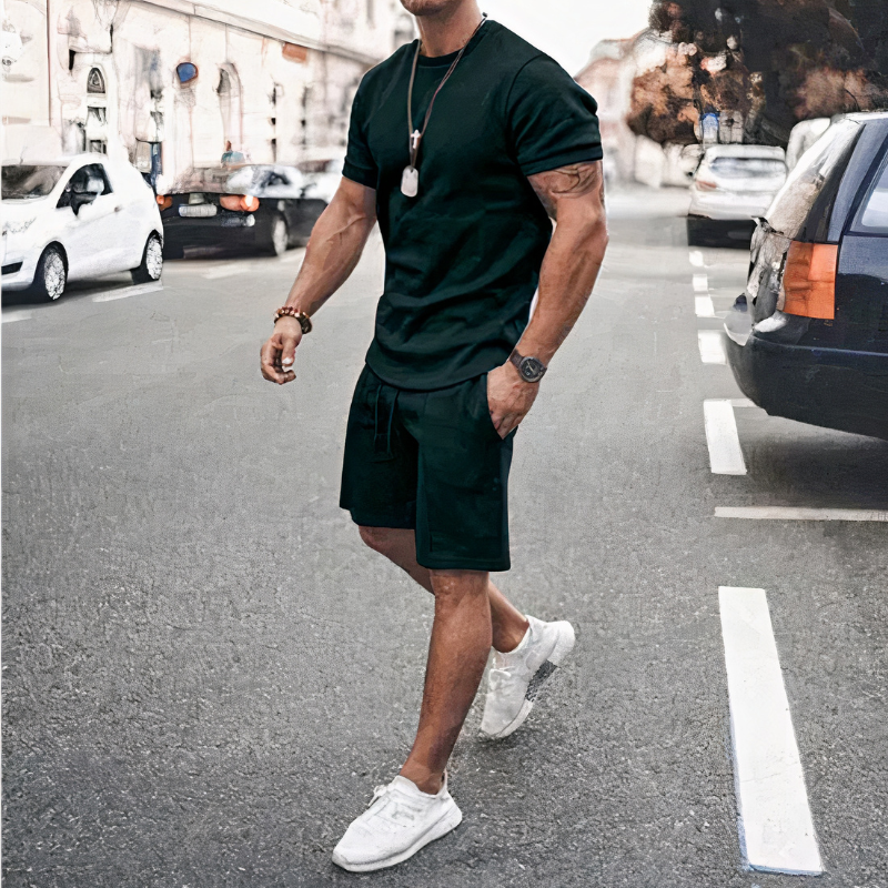 Lässiges Herren-Set aus Shorts und T-Shirt in modernem Design, ideal für Freizeit und Alltag.