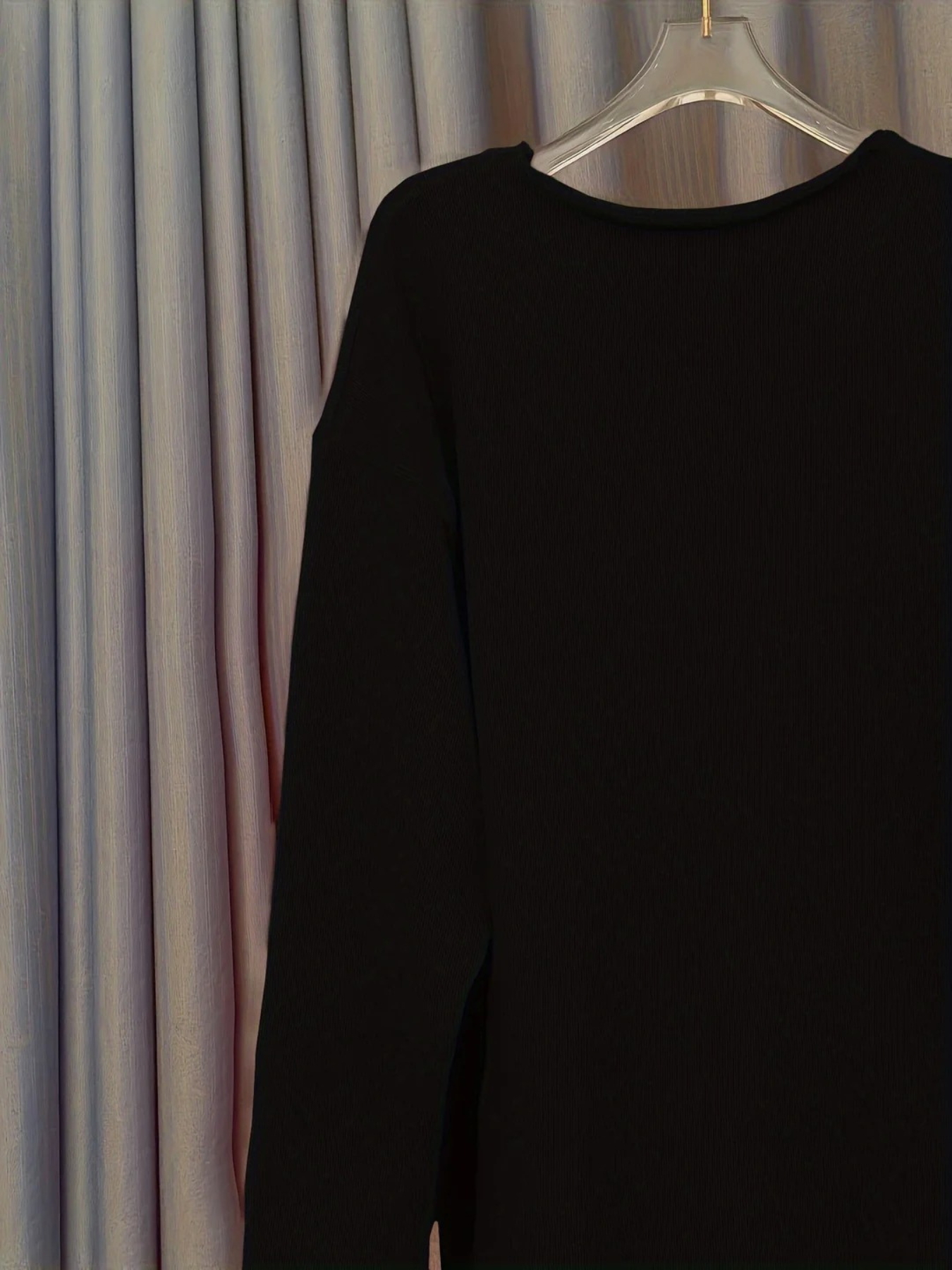 Lässiger Statement-Pullover für Damen mit modernem Aufdruck, ideal für einen stilvollen und bequemen Alltagslook.