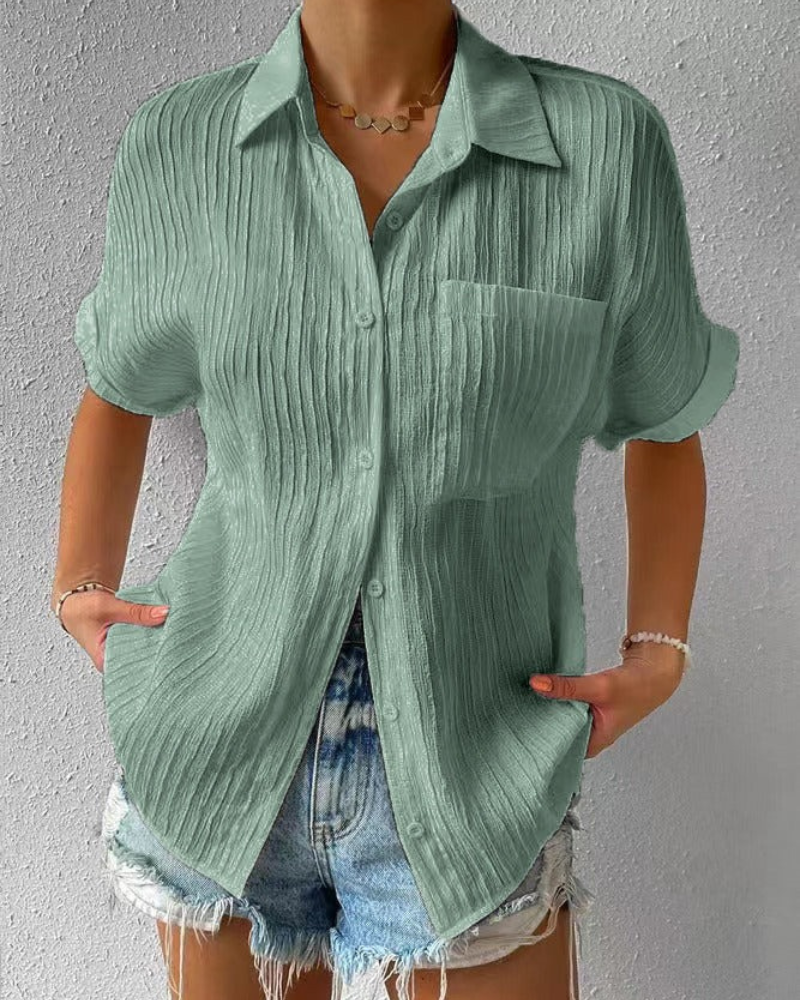 Lässiges Button-Down-Hemd für Damen in modernem Schnitt, vielseitig kombinierbar für Alltag und besondere Anlässe.