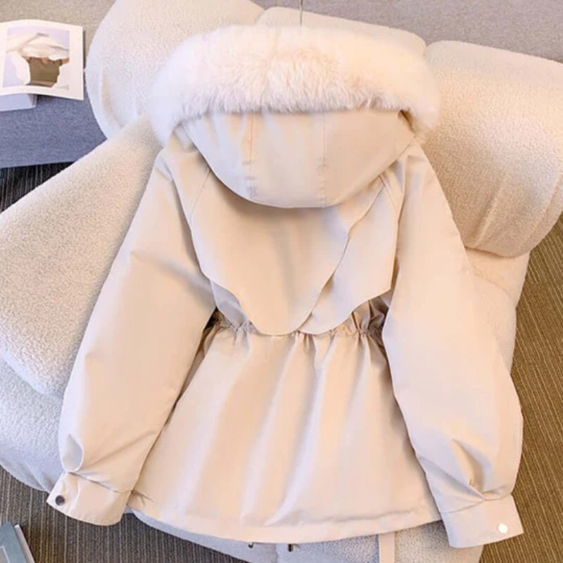 Modische Winterjacke mit Kapuze für Damen in stilvollem Design, ideal für kalte Tage