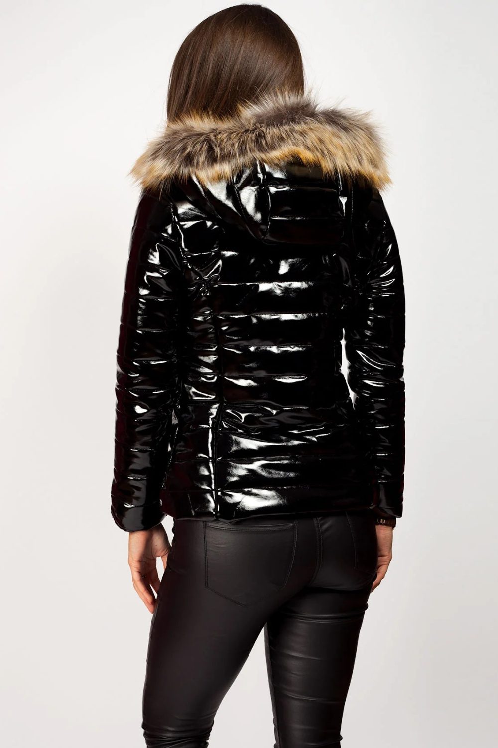Schwarz glänzender Damenparka mit Kapuze für stilvolle und warme Wintertage
