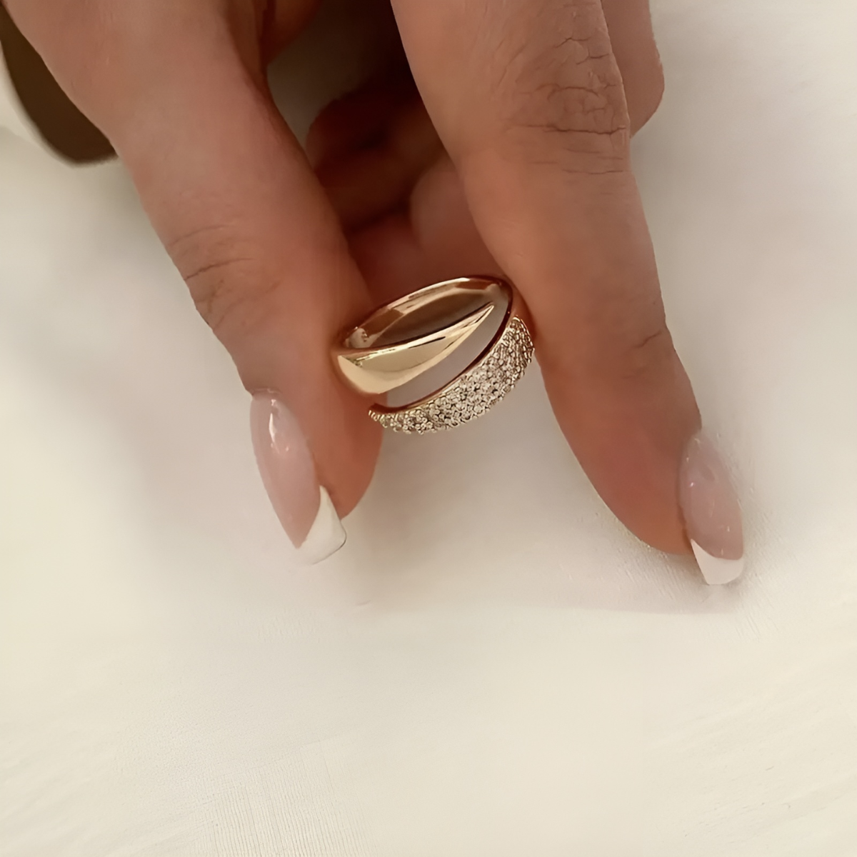 Eleganter Statement-Ring mit klarer Silhouette für Damen | Elowen
