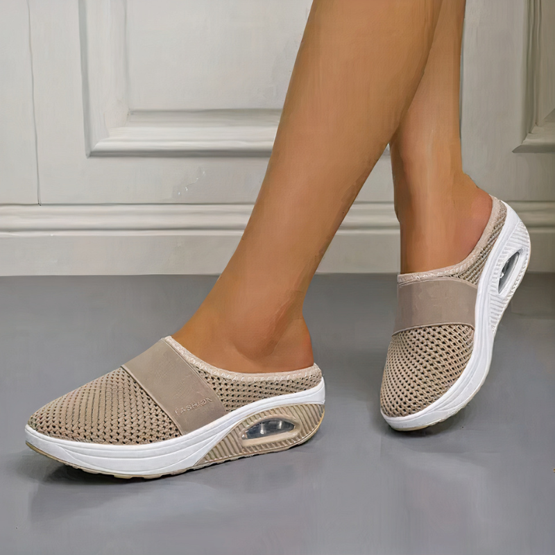 Atmungsaktive Sommersandalen für Damen in modernem Design, ideal für warme Tage und vielseitige Sommer-Outfits.

