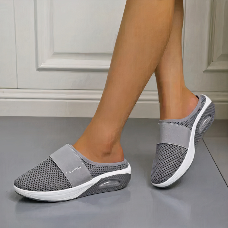 Atmungsaktive Sommersandalen für Damen in modernem Design, ideal für warme Tage und vielseitige Sommer-Outfits.

