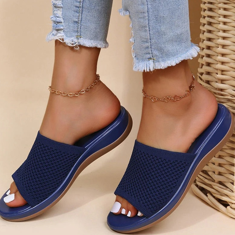 Atmungsaktive Sommerschuhe für Damen mit luftigem Design für warme Tage.

