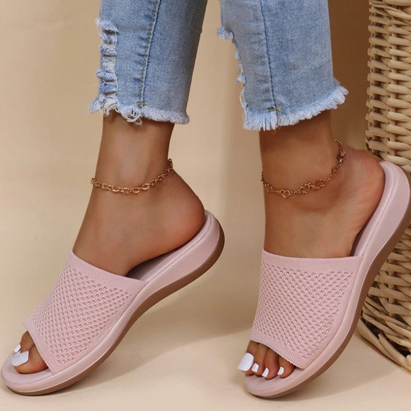 Atmungsaktive Sommerschuhe für Damen mit luftigem Design für warme Tage.

