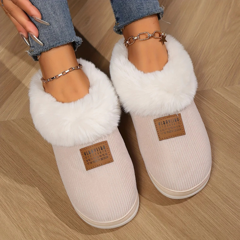 Beigefarbene Hallenschuhe für Damen mit sportlich-elegantem Design, ideal für Alltag und Freizeit