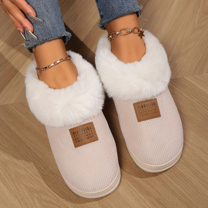 Beigefarbene Hallenschuhe für Damen mit sportlich-elegantem Design, ideal für Alltag und Freizeit
