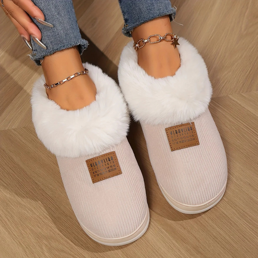 Beigefarbene Hallenschuhe für Damen mit sportlich-elegantem Design, ideal für Alltag und Freizeit