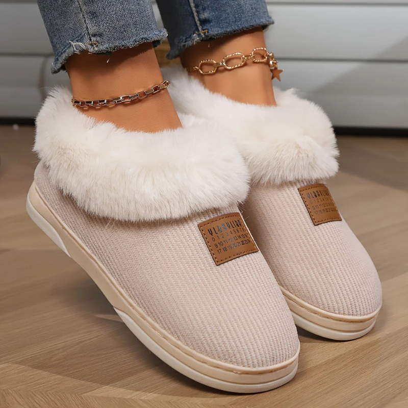 Beigefarbene Hallenschuhe für Damen mit sportlich-elegantem Design, ideal für Alltag und Freizeit
