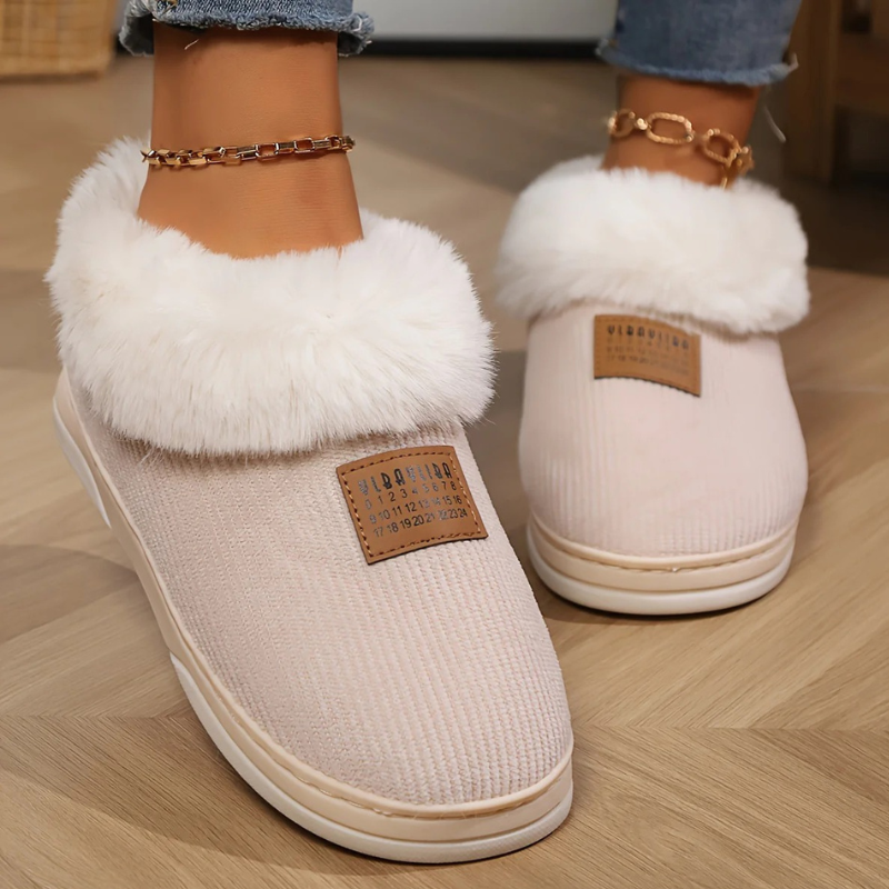 Beigefarbene Hallenschuhe für Damen mit sportlich-elegantem Design, ideal für Alltag und Freizeit