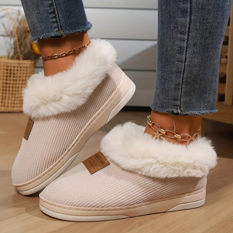 Beigefarbene Hallenschuhe für Damen mit sportlich-elegantem Design, ideal für Alltag und Freizeit