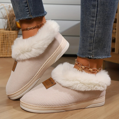 Beigefarbene Hallenschuhe für Damen mit sportlich-elegantem Design, ideal für Alltag und Freizeit