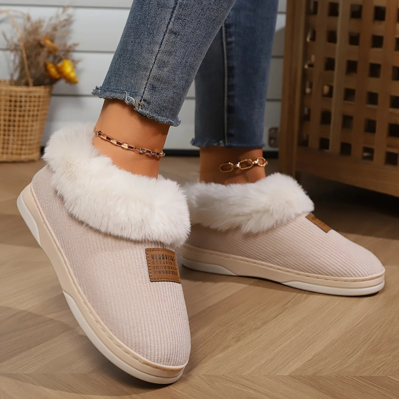 Beigefarbene Hallenschuhe für Damen mit sportlich-elegantem Design, ideal für Alltag und Freizeit