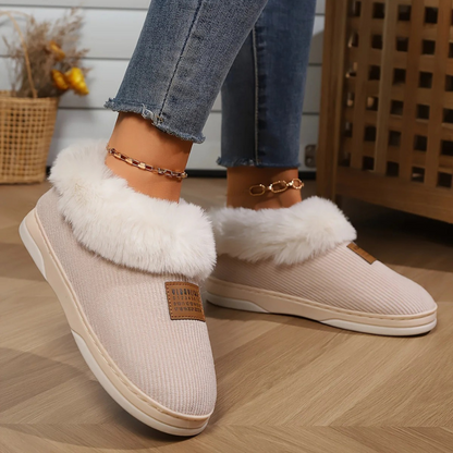 Beigefarbene Hallenschuhe für Damen mit sportlich-elegantem Design, ideal für Alltag und Freizeit