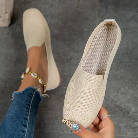 Bequeme Schlupfschuhe für Damen in zeitlosem Design für komfortables Gehen.