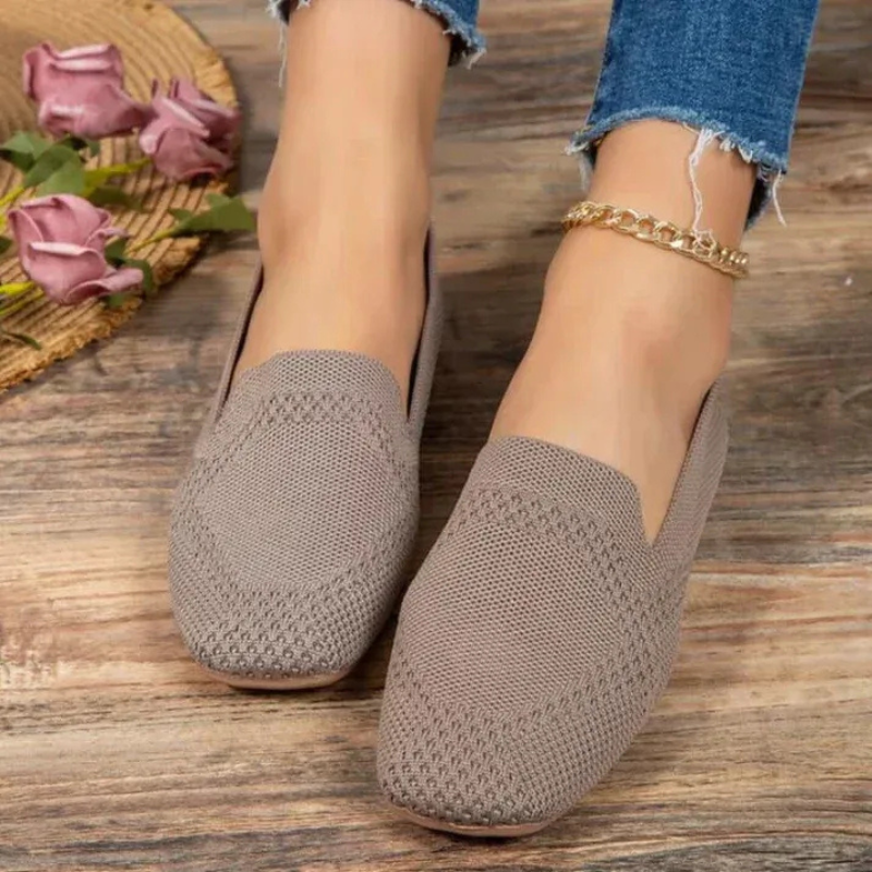 Bequeme Schlupfschuhe für Damen in zeitlosem Design für komfortables Gehen.