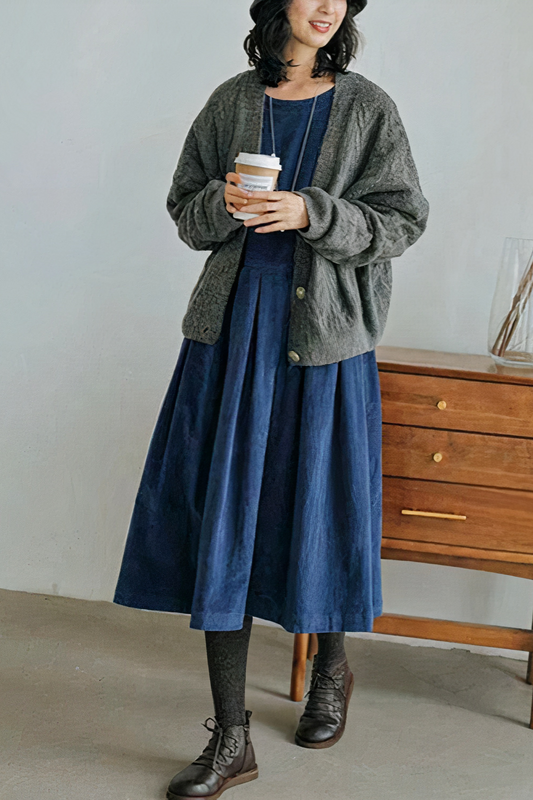 Damen trägt bequemes Langarm-Herbstkleid, stilvoll und angenehm für Alltag und Freizeit