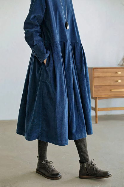 Damen trägt bequemes Langarm-Herbstkleid, stilvoll und angenehm für Alltag und Freizeit