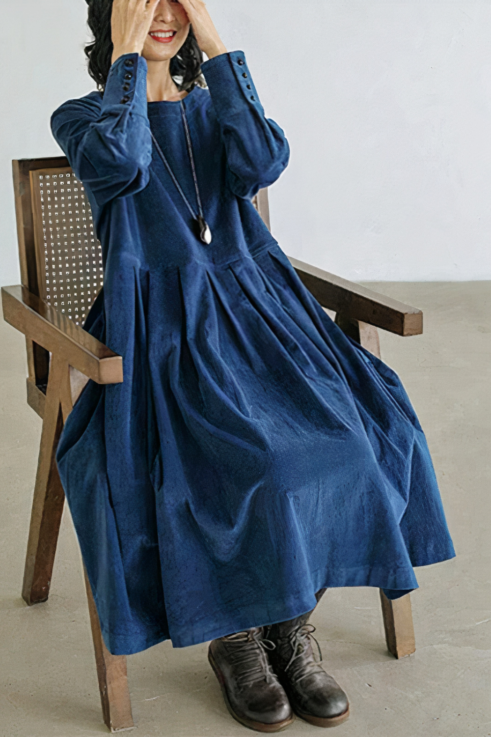 Damen trägt bequemes Langarm-Herbstkleid, stilvoll und angenehm für Alltag und Freizeit