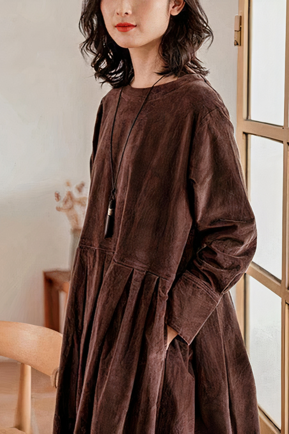 Damen trägt bequemes Langarm-Herbstkleid, stilvoll und angenehm für Alltag und Freizeit