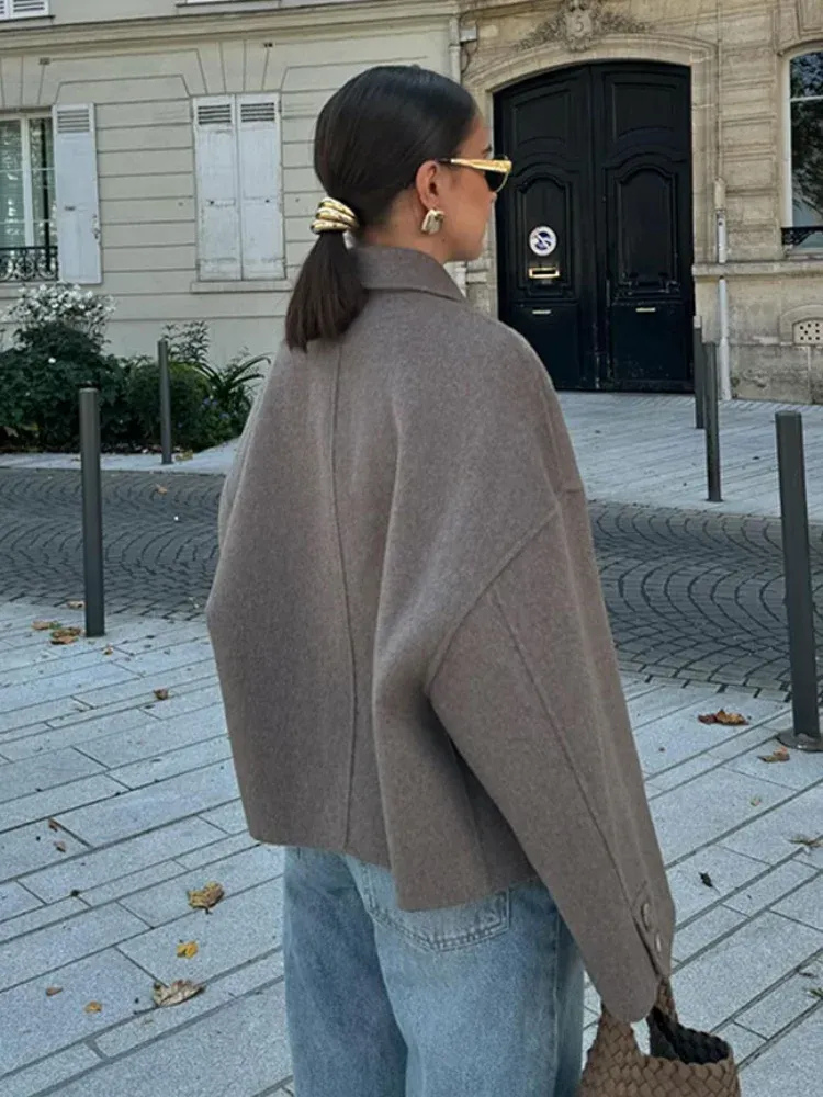 Damen anspruchsvolle leichte Jacke mit elegantem Schnitt und modernem Design