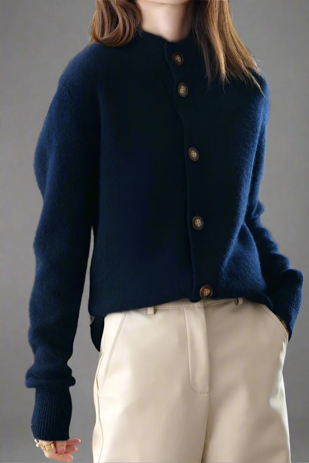 Damen anspruchsvoller gemütlicher Cardigan in warmer Ausführung, ideal für kühle Tage.
