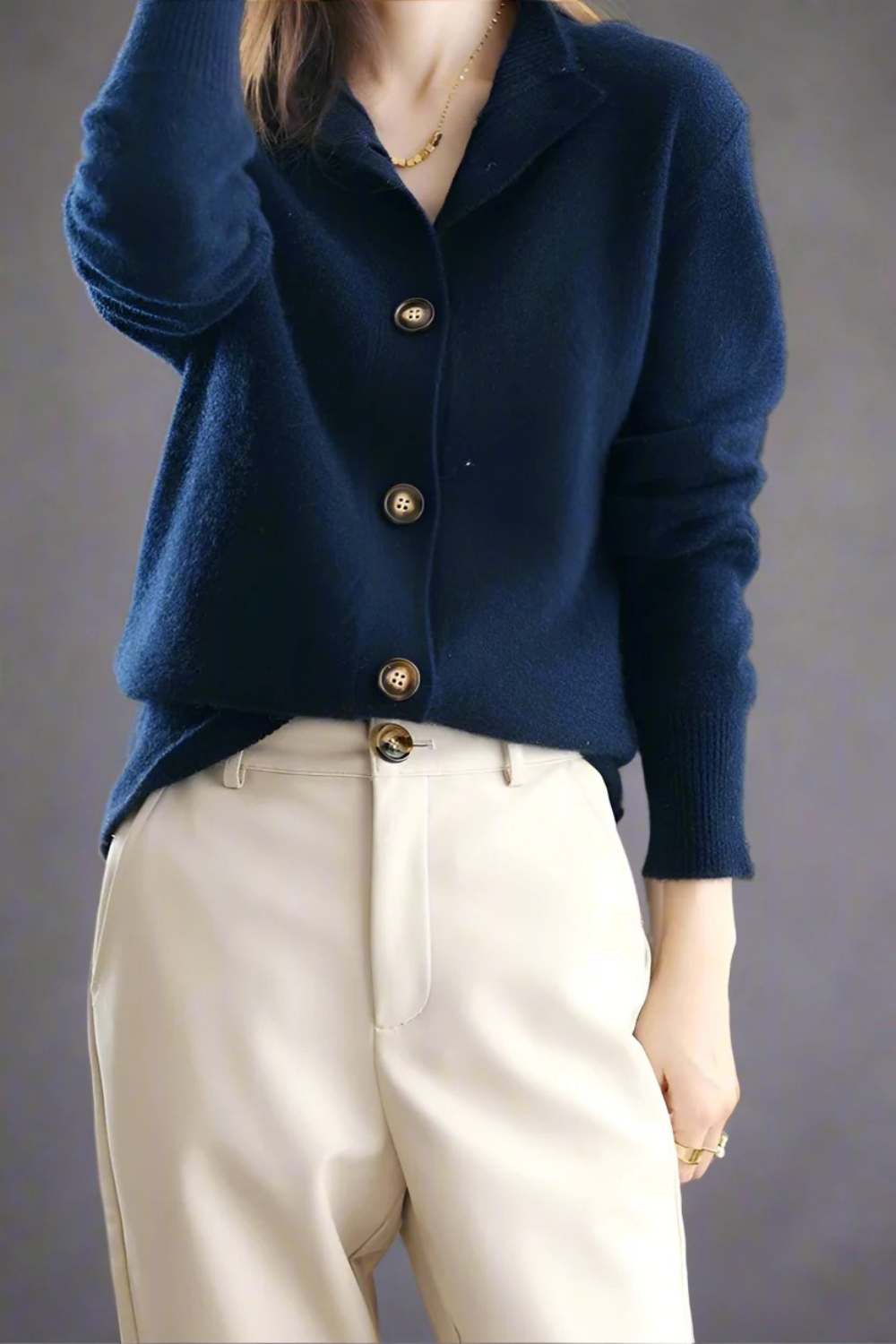Damen anspruchsvoller gemütlicher Cardigan in warmer Ausführung, ideal für kühle Tage.