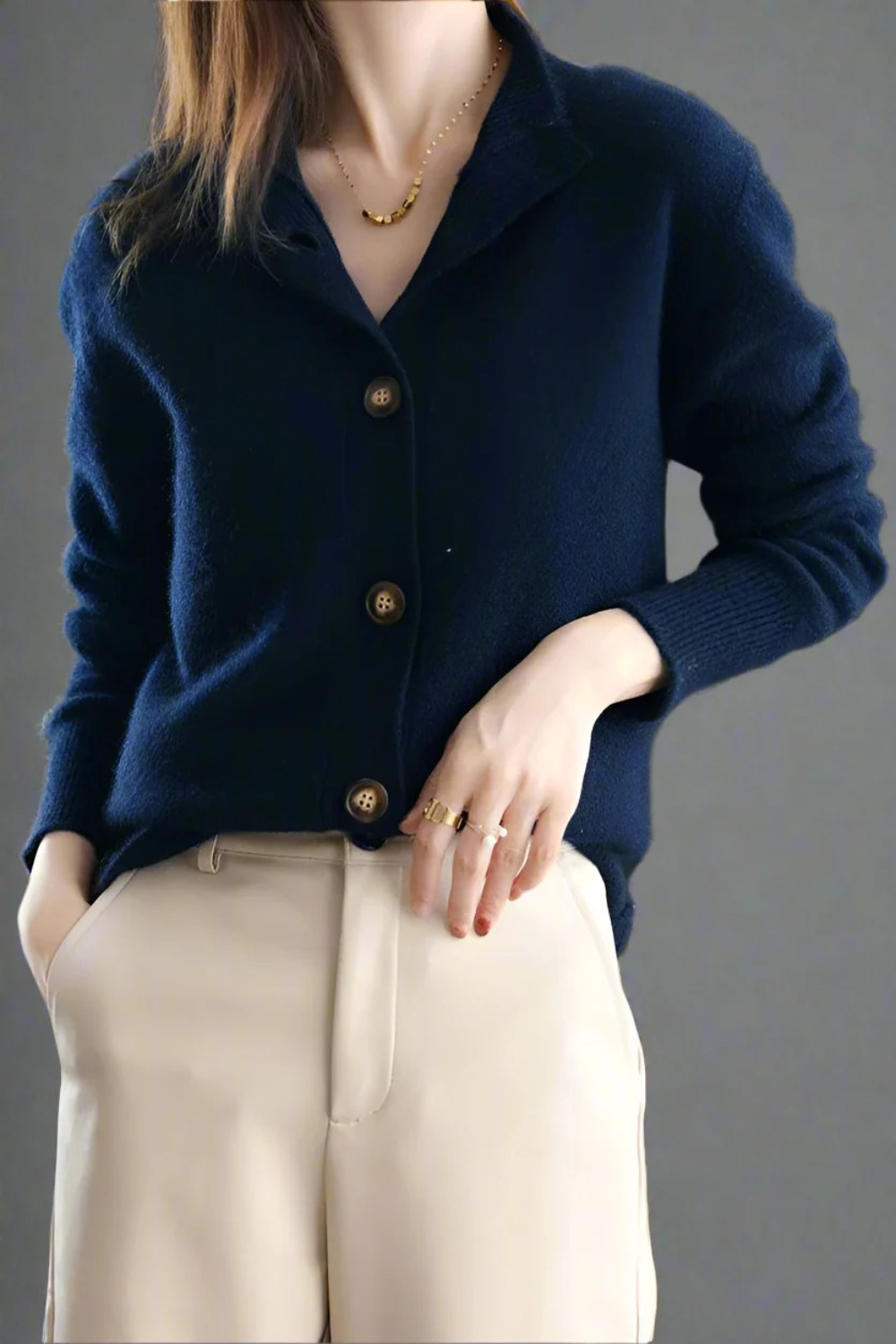 Damen anspruchsvoller gemütlicher Cardigan in warmer Ausführung, ideal für kühle Tage.
