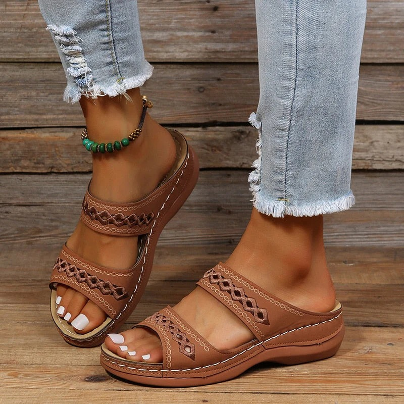 Bequeme atmungsaktive Sommersandalen für Damen mit verstellbaren Riemen