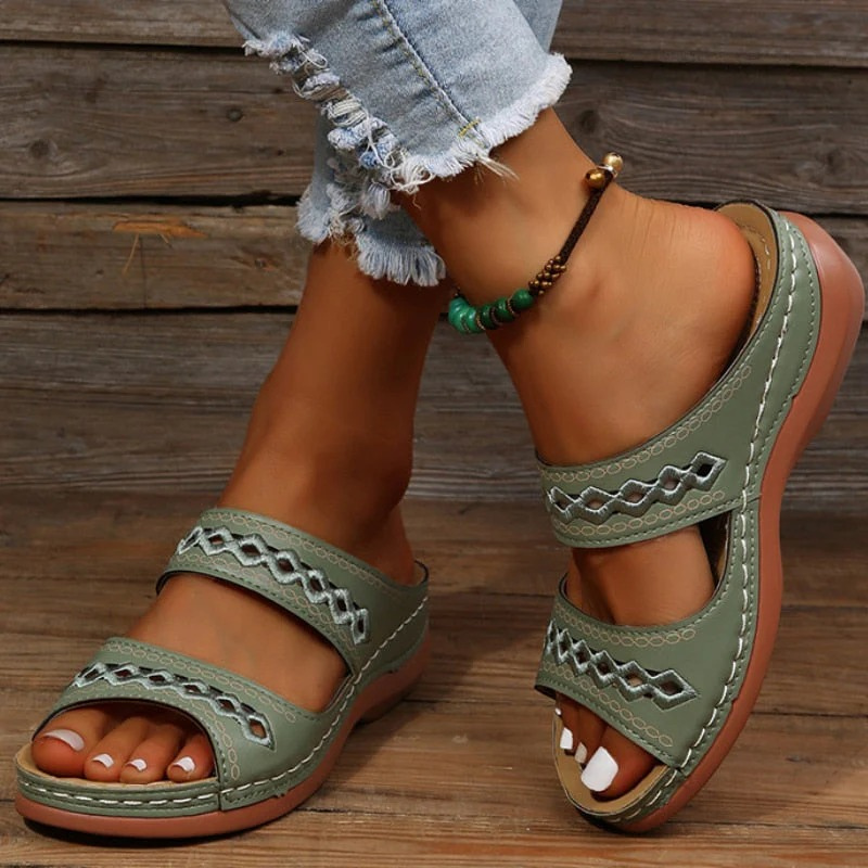 Bequeme atmungsaktive Sommersandalen für Damen mit verstellbaren Riemen