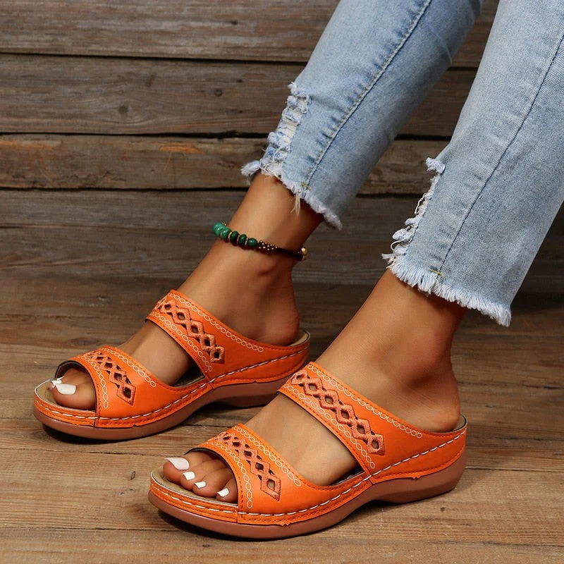 Bequeme atmungsaktive Sommersandalen für Damen mit verstellbaren Riemen