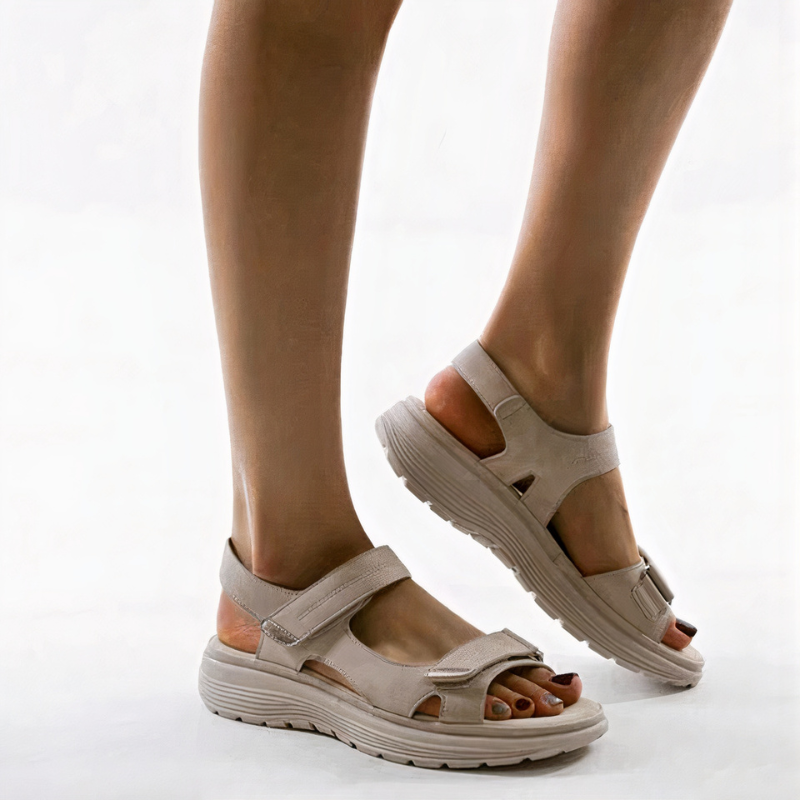 Damen bequeme Walkingsandalen mit verstellbaren Riemen und gepolsterter Laufsohle für den Alltag.