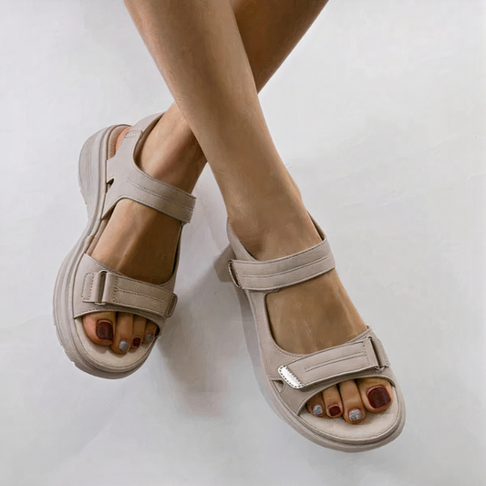 Damen bequeme Walkingsandalen mit verstellbaren Riemen und gepolsterter Laufsohle für den Alltag.
