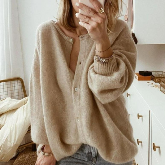 Damen Elegante Beige Strickjacke, vielseitig kombinierbar für Büro, Freizeit und Alltag.