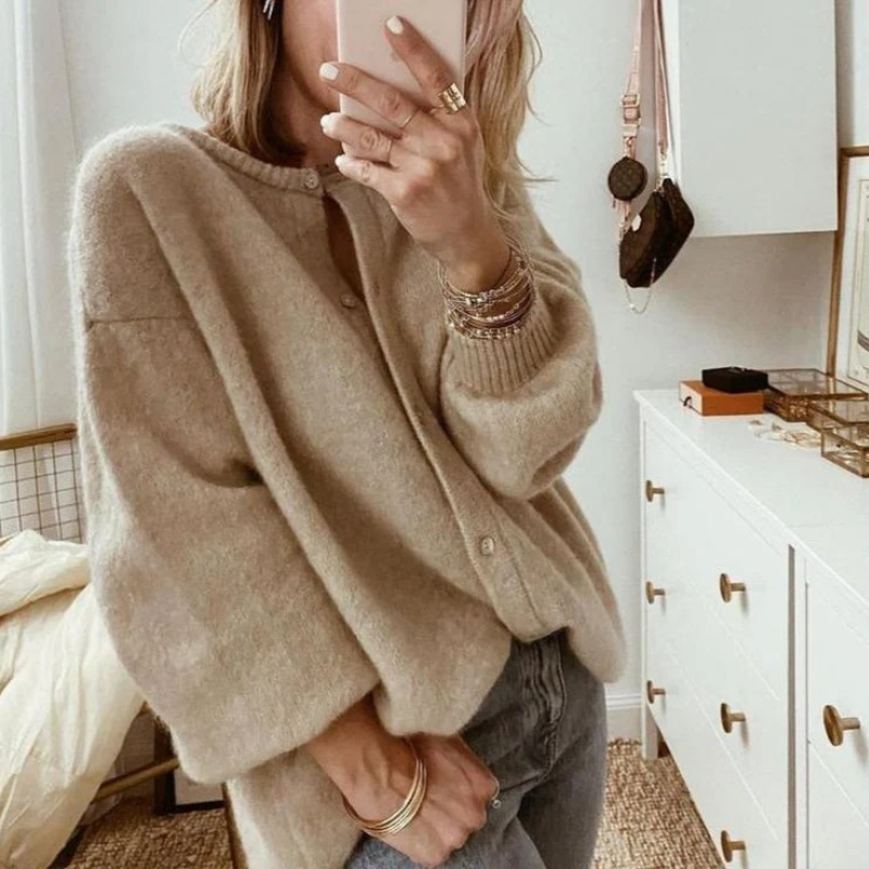 Damen Elegante Beige Strickjacke, vielseitig kombinierbar für Büro, Freizeit und Alltag.