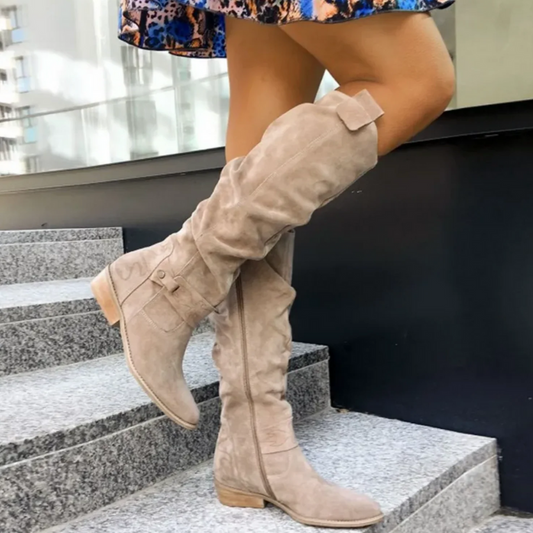 Damen elegante braune Overknee-Stiefel mit hohem Schaft, ideal kombinierbar für stilvolle Outfits.