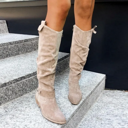Damen elegante braune Overknee-Stiefel mit hohem Schaft, ideal kombinierbar für stilvolle Outfits.