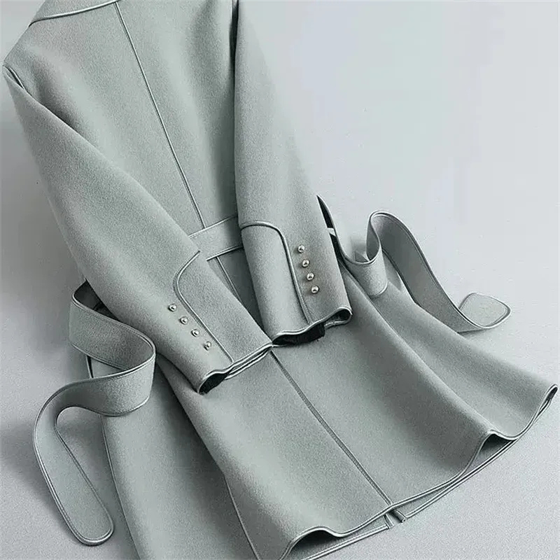 Damen eleganter Mantel für den Herbst in zeitlosem Design