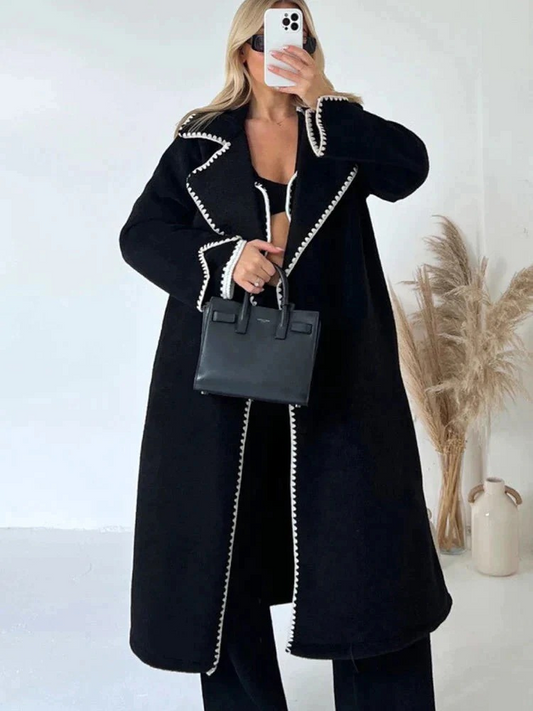 Damen Eleganter Schwarzer Mantel mit zeitlosem Design und stilvoller Silhouette.