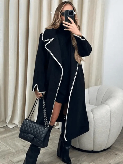Damen Eleganter Schwarzer Mantel mit zeitlosem Design und stilvoller Silhouette.
