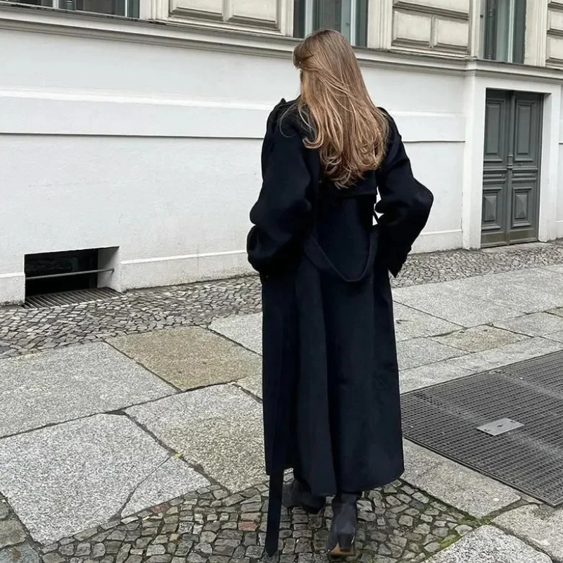 Damen eleganter schwarzer Vintage-Mantel im zeitlosen Design für stilvolle Auftritte